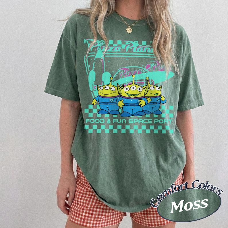 Pizza Planet Aliens Comfort Colors T-shirt, Toy Story Mat Rymden Port T-shirt Moss/Military Green
