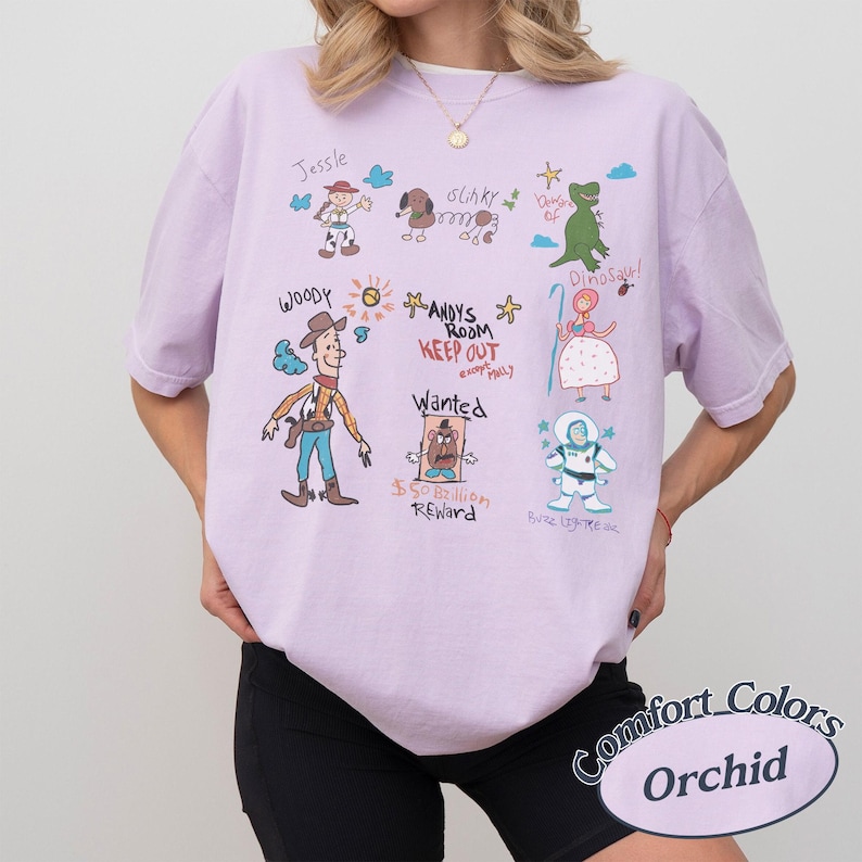 Puede incluir: Una camiseta Comfort Colors de color lila claro con ilustraciones dibujadas a mano de personajes de Toy Story. El dise&ntilde;o incluye a Woody, Buzz Lightyear, Jessie y Slinky. El texto incluye "Andy's Room Keep Out" y "Wanted $50 Billion Reward."