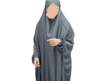 Jilbab (Khimar) de una pieza gris: prenda elegante y discreta para la oración y el uso diario.