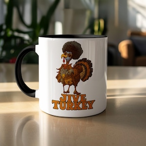 Puede incluir: Taza de cerámica blanca con interior y asa negros. La taza presenta un pavo de dibujos animados con afro, gafas de sol y un atuendo marrón y naranja. El texto "JIVE TURKEY" está impreso en naranja en la parte delantera.
