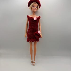Stickade Barbie-kläder som passar alla tonårsdocka