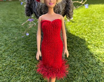 Handgestricktes Puppenkleid und Mütze für Barbie