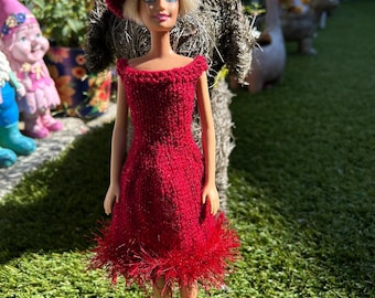 Hand gestricktes Kleid und Mütze für Barbie Puppe: Rot, Schwarz, Beige Mix