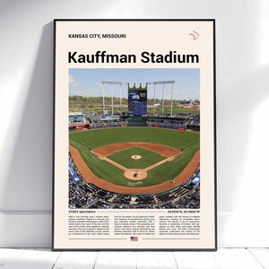 Könnte beinhalten: Ein gerahmter Druck des Kauffman Stadiums in Kansas City, Missouri. Das Bild zeigt das Baseballfeld mit dem Text "Kauffman Stadium" oben. Der Druck enthält die Koordinaten des Stadions und die Anzahl der Zuschauer.