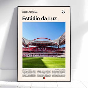 Może przedstawiać: Oprawiony plakat przedstawiający Estádio da Luz w Lizbonie, Portugalia. Stadion ma czerwone i białe siedzenia, z widocznym słowem "MAIS". Niebo jest niebieskie. Tekst zawiera "LISBON, PORTUGAL" i "Estádio da Luz".