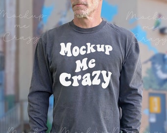 Mannelijke Mockup 6014 Comfort kleuren Pepper Mockup Comfort kleuren T-shirt met lange mouwen Mockup Guy Mockup Outdoor Mockup Lifestyle Mockup Mannen Mockup