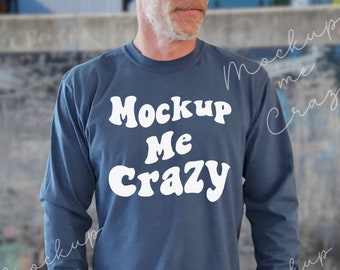 Mannelijke mockup Comfort Colors-mockup Midnight 6014 Comfort Colors-shirt met lange mouwen Mockup Guy-mockup Lifestyle-mockup Men-mockup buiten