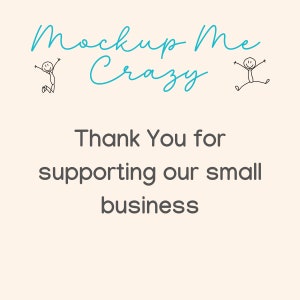 Op de afbeelding: Een witte achtergrond met de tekst "Mockup Me Crazy" in blauwe cursieve letters. Onder de tekst staat de zin "Bedankt voor het steunen van ons kleine bedrijf" in zwarte letters. Aan weerszijden van de tekst staan twee stick figuren die van vreugde springen.
