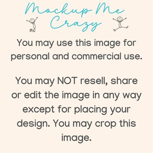 Op de afbeelding: Tekst overlay op een lichtbeige achtergrond met de woorden "Mockup Me Crazy" in blauwe cursieve letters.  Twee stokpoppetjes met opgeheven armen staan aan weerszijden van de tekst.  De tekst eronder luidt "U mag deze afbeelding gebruiken voor persoonlijk en commercieel gebruik. U mag de afbeelding NIET doorverkopen, delen of bewerken op welke manier dan ook, behalve om uw ontwerp te plaatsen. U mag deze afbeelding bijsnijden."