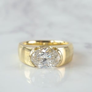 Ost West Oval Moissanite Verlobungsring, Lünette gesetzte Ring, 14K/18K Gold Ehering, Einzigartige Rubover Ring im Ovalschliff