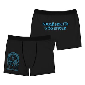 Puede incluir: Bóxers negros con cintura negra. Un par presenta un gráfico azul de una puerta y el otro tiene el texto azul "Speak Friend and Enter". Los calzoncillos están hechos de un material suave.