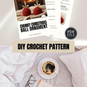 以下が含まれることがあります： チャンキーなクリスマスボールオーナメントのDIYかぎ針編みパターンPDFファイル。ドキュメントにはテキスト、金色のリボンが付いた2つの赤いかぎ針編みのオーナメントの画像、およびThe Hawthornによる8cmと10cmのサイズの指示が含まれています。