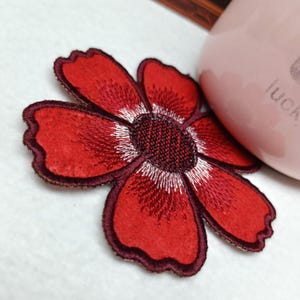 Röd blomma ITH-underlägg broderidesign blommig muggmatta direkt nedladdning)