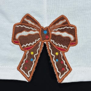 Maskinbroderidesign för pepparkakor, delad rosett, julkaka, applikation, broderimönster, högtid, festlig rosett, broderifil