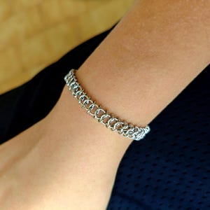 Simple snakeskin chainmaille bracelet