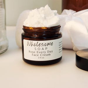 Creme Facial de Rosas: Loção Artesanal de Manteiga de Karité e Óleo de Rosa Mosqueta