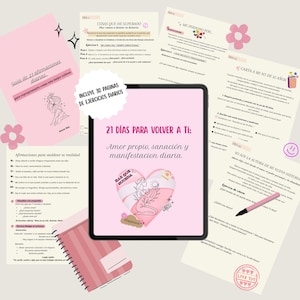 Puede incluir: Una tableta digital rosa muestra el texto "21 DÍAS PARA VOLVER A Ti: Amor propio, sanación y manifestacion diaria." Papeles rosas con texto e ilustraciones, un cuaderno rosa y un bolígrafo rosa rodean la tableta. El tema es autoayuda.