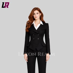 Puede incluir: Un traje negro de doble botonadura con una camisa blanca con cuello debajo. El traje presenta un diseño entallado y a medida con un detalle de peplum en la cintura. El texto "LUXON REALM" es visible.