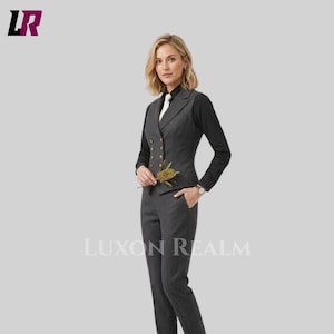 Op de afbeelding: Een donkergrijs driedelig pak met een dubbelbreasted vest en bijpassende broek. Het pak wordt gecombineerd met een zwart shirt met lange mouwen en een witte stropdas. De afbeelding bevat de tekst "LUXON REALM".