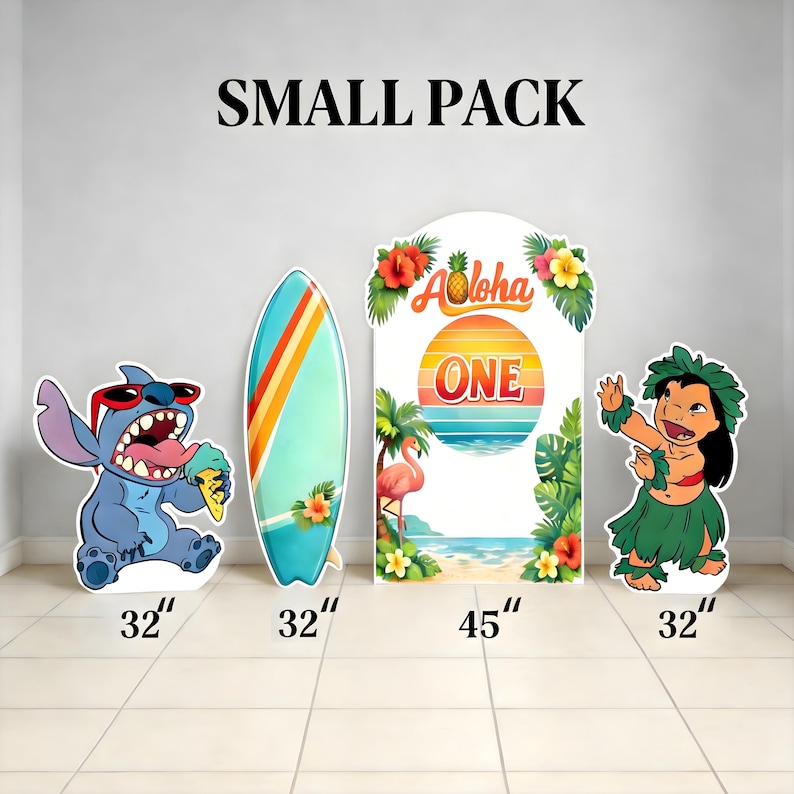 K&ouml;nnte beinhalten: Ein kleines Set von hawaiianisch thematisierten Pappfiguren. Enth&auml;lt eine blaue Cartoonfigur mit Sonnenbrille, ein Surfbrett, ein Schild mit dem Text "Aloha ONE" und ein M&auml;dchen in einem Grasrock. Das Surfbrett und die Figur sind 81 cm hoch, und das Schild ist 114 cm hoch.