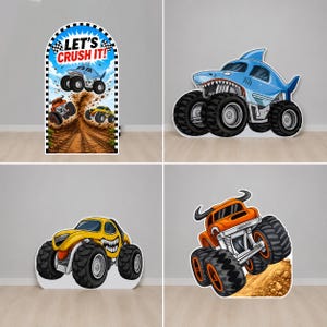 Op de afbeelding: Vier kleurrijke monster truck uitsparingen. E&eacute;n is een blauwe truck met een haaienkop, een andere is geel met een grijnzend gezicht, en de derde is oranje met hoorns. De vierde uitsparing heeft de tekst "LET'S CRUSH IT!" met monstertrucks op een zandbaan.