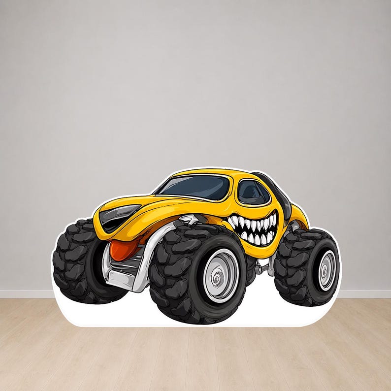 Op de afbeelding: Een gele cartoon monstertruck met grote zwarte banden en een grijnzend gezichtsontwerp. Het voertuig heeft een zilveren chassis en oranje accenten, waardoor het een speelse uitstraling heeft. Het ontwerp is gedurfd en opvallend.