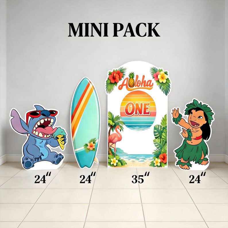 K&ouml;nnte beinhalten: Ein Mini-Pack mit hawaiianischen Ausschnitten. Enth&auml;lt eine blaue Cartoonfigur mit Sonnenbrille, ein Surfbrett, eine Foto-Requisite mit dem Text "Aloha ONE" und ein Cartoon-M&auml;dchen in einem Grasrock. Das Surfbrett und die Figur sind 61 cm hoch.