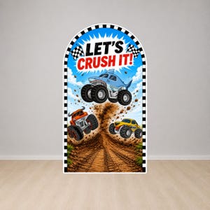 Op de afbeelding: Een groot, gewelfd bord met een cartoonillustratie van monstertrucks. Het bord heeft een blauwe hemelachtergrond met de woorden "LET'S CRUSH IT!" en afbeeldingen van een haai, oranje en gele monstertrucks. De rand is zwart-wit geblokt.