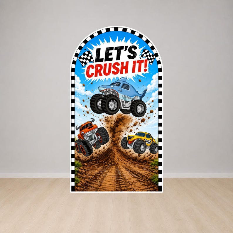 Op de afbeelding: Een groot, gewelfd bord met een cartoonillustratie van monstertrucks. Het bord heeft een blauwe hemelachtergrond met de woorden "LET'S CRUSH IT!" en afbeeldingen van een haai, oranje en gele monstertrucks. De rand is zwart-wit geblokt.