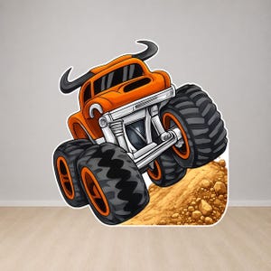 Op de afbeelding: Illustratie van een oranje monstertruck met zwarte banden en oranje velgen, met grote zwarte hoorns bovenop. De truck springt over een kleine hoop aarde en stenen. De achtergrond is lichtgrijs.