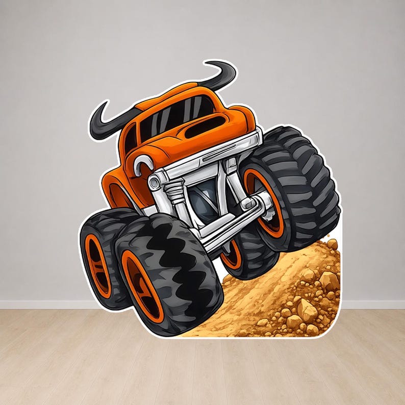 Op de afbeelding: Illustratie van een oranje monstertruck met zwarte banden en oranje velgen, met grote zwarte hoorns bovenop. De truck springt over een kleine hoop aarde en stenen. De achtergrond is lichtgrijs.