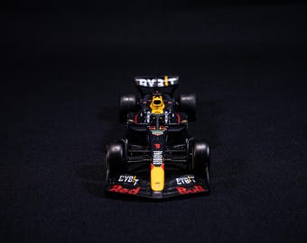 RedBull 2024 F1 Model 1:43 – Bburago, Max Verstappen, Sergio Pérez
