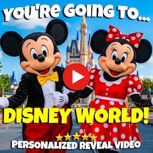Puede incluir: Mickey Mouse y Minnie Mouse de pie frente a un castillo. El texto dice YOU'RE GOING TO... DISNEY WORLD! PERSONALIZED REVEAL VIDEO. Un icono de botón de reproducción rojo está centrado sobre los personajes. Llevan sus trajes clásicos.