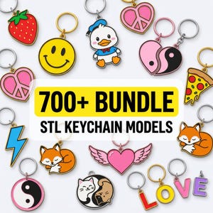 Puede incluir: Colección de llaveros coloridos con varios diseños, incluyendo una fresa, una carita sonriente, el Pato Donald, un signo de la paz, un símbolo del yin-yang, una porción de pizza, un rayo, un zorro durmiendo, un corazón alado y la palabra "LOVE". La imagen también incluye el texto "700+ BUNDLE STL KEYCHAIN MODELS".
