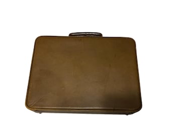 Maletín de viaje vintage de cuero marrón de mediados de siglo con llaves y sello JJC