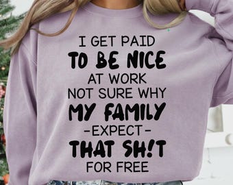 Cita divertida "Me pagan por ser amable en el trabajo" (PNG), diseño de camiseta con humor sarcástico en el trabajo, gráfico de humor grosero en la oficina, descarga digital (PNG)