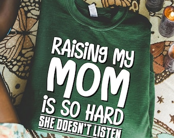 Cita divertida para regalar a mamá, diseño de camiseta con humor sarcástico para madres, descarga digital, Criar a mi mamá es muy difícil (PNG), chiste de hija, madre e hijo.