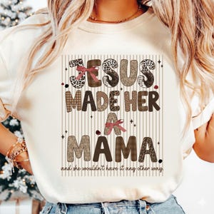 Jesus Made Her Mama png, citaat van christelijke moeder png, coquette bow mama png, luipaard patchwork shirtontwerp, geloof moederschap png
