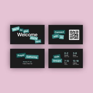 Pu&ograve; includere: Quattro biglietti rettangolari neri con testo bianco e turchese su sfondo rosa. I biglietti dicono "Benvenuti", "Connettiti con noi", "Riunione di preghiera" e "Gruppi per bambini". &Egrave; presente anche un codice QR.