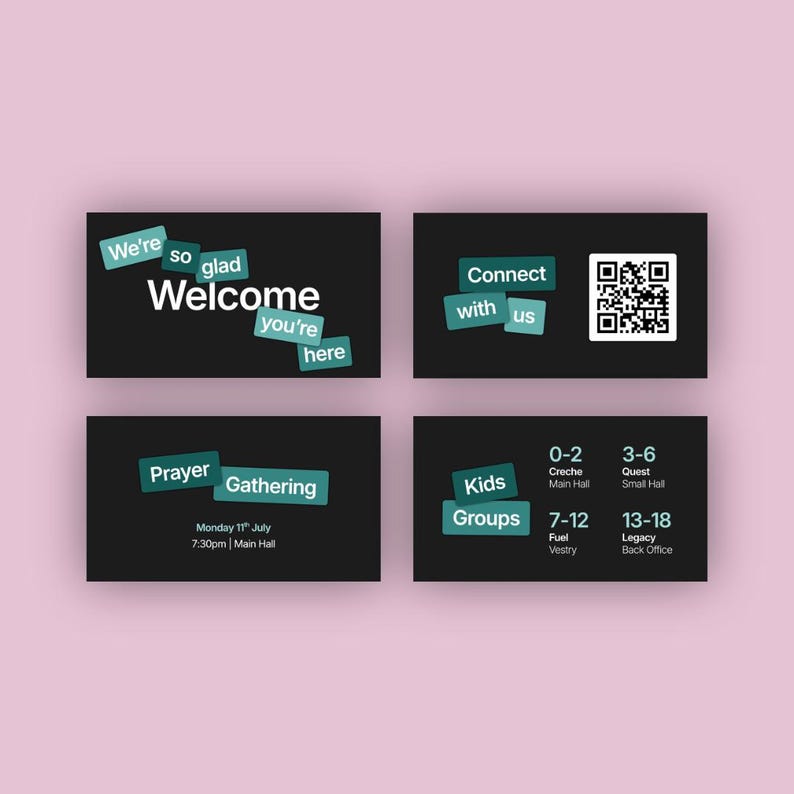 Pu&ograve; includere: Quattro biglietti rettangolari neri con testo bianco e turchese su sfondo rosa. I biglietti dicono "Benvenuti", "Connettiti con noi", "Riunione di preghiera" e "Gruppi per bambini". &Egrave; presente anche un codice QR.
