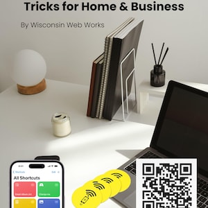 Może przedstawiać: Obraz przestrzeni roboczej z laptopem, notatnikami i smartfonem wyświetlającym skróty aplikacji. Tekst "Automate Your Life: Smart Tech Tricks for Home & Business" znajduje się u góry. Widoczne są również żółte tagi NFC i kod QR.