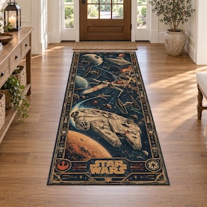 Può includere: Un tappeto passatoia rettangolare con una scena spaziale blu scuro e immagini di Star Wars, tra cui il Millennium Falcon, caccia X-wing, caccia TIE e pianeti. Il design presenta un bordo decorativo e il logo Star Wars in color oro.