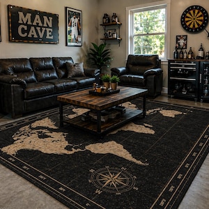 Op de afbeelding: Een woonkamer met een donkerbruine leren bank, fauteuil en een houten salontafel. Een groot zwart tapijt met een wereldkaartontwerp bedekt de vloer. De kamer is ingericht met ingelijste kunstwerken en een dartbord, wat een mannelijke sfeer creëert.
