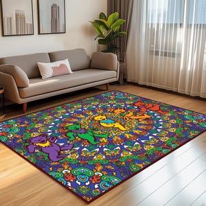 Könnte beinhalten: Ein rechteckiger Teppich mit einem lebendigen, farbenfrohen Design. Der Teppich hat einen blauen Hintergrund mit einem sich wiederholenden Muster aus stilisierten Blumen und tanzenden Bären in verschiedenen Farben, darunter Lila, Grün, Gelb und Rot. Der Teppich hat einen dunkelbraunen Rand.