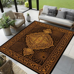 Puede incluir: Una alfombra rectangular con un intrincado diseño simétrico en negro y dorado. La alfombra presenta un patrón geométrico central rodeado por un borde detallado. El diseño incluye patrones arremolinados y un elemento cuadrado central.