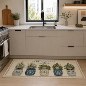 Peut inclure: Un tapis de cuisine rectangulaire avec des herbes en pot. Le tapis présente cinq pots bleus et blancs avec des herbes étiquetées : romarin, thym, basilic, menthe et persil. Les mots "FRESH HERBS" sont imprimés en bleu au-dessus des pots.