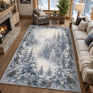 Könnte beinhalten: Ein rechteckiger Teppich mit einer winterlichen Waldszene, schneebedeckten Tannen und einem nebligen Hintergrund. Der Rand ist mit einer Girlande aus Tannenzweigen, Tannenzapfen und weißen Schneeflocken in kühlen Blau- und Weißtönen verziert.