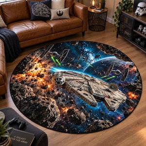 Può includere: Un tappeto rotondo con una scena spaziale dettagliata che mostra il Millennium Falcon in volo attraverso un campo di asteroidi. Il design include esplosioni luminose, caccia TIE che sparano laser verdi e un grande pianeta su una nebulosa blu scuro.