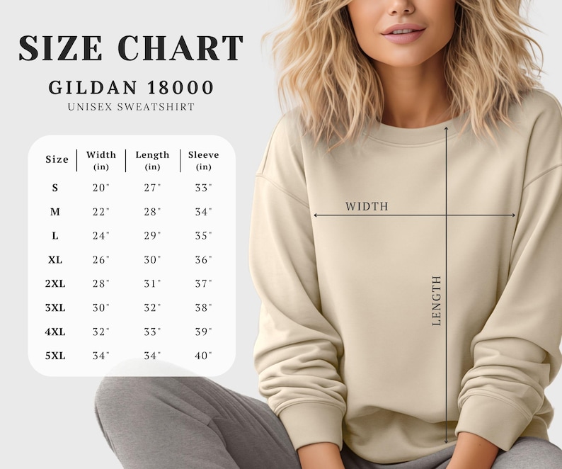 Puede incluir: Una tabla de tallas para una sudadera unisex Gildan 18000. La tabla muestra las medidas de ancho, largo y largo de manga en pulgadas para las tallas S a 5XL. La modelo lleva una sudadera beige.