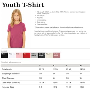 Puede incluir: Una camiseta rosa para j&oacute;venes, presentada por una persona joven. Fabricada en 100% algod&oacute;n peinado y hilado en anillo. La imagen muestra opciones de color y medidas, con una longitud de cuerpo de 53.0 cm para la talla S.